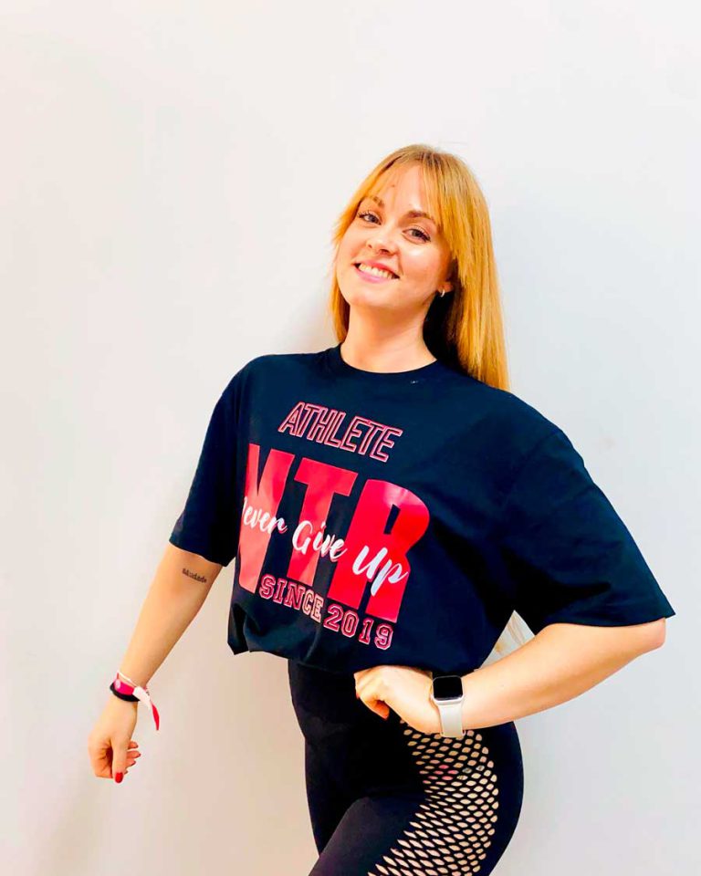 Joana posando con camiseta de NTR Fitness