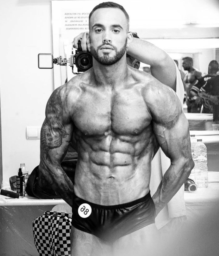 Manuel tras bastidores, preparado para su participación en un certamen